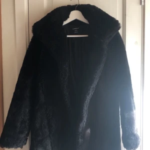 Vinter kappa xs  - Varm vinter kappa från Lindex, mycket bra skick. Använd några gånger förra vintern, den är i xs men passar som en S 