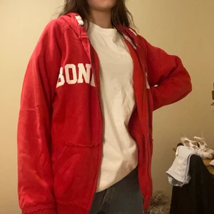 Zip-hoodie - En svingen röd bondelid hoddie! Ni står för frakt! BUDA I KOMMENTARERNA!!!