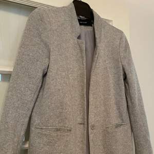 En ljusgrå kappa från Vero Moda i strl 36, i väldigt fresh skick💕 köparen står för frakten, priset kan diskuteras