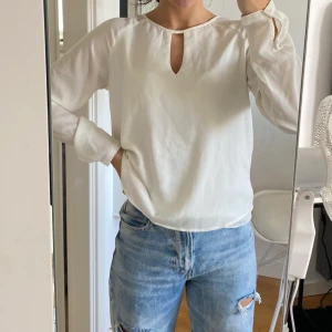 Blus frpn ONLY - Knappt använd så bra skick. Storlek 38. Köparen står för frakt.