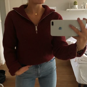 Sweatshirt  - En tjock och mysig stickad tröja som är perfekt nu till hösten. Säljer den då den tyvärr inte längre kommer till användning. Knappt använd så den är i nyskick! 100kr + frakt 💫 HÖGSTA BUD 150kr + frakt