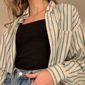 Avklippt oversized skjorta - En skjorta köpt på Humana som är avklippt. Ränderna är beigea, grön/blåa och vita. 