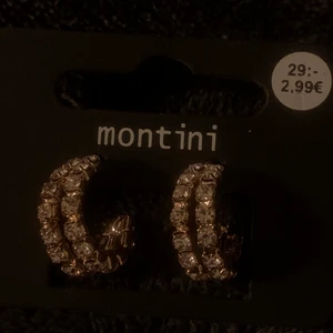 Örhängen  - Säljer dessa jätte fina oanvända örhängen då det inte kommer komma till användning🥰