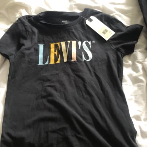 Levis t shirt - super fin levis tshirt, helt oanvänd. säljer för 100 kr +frakt som köparen står för