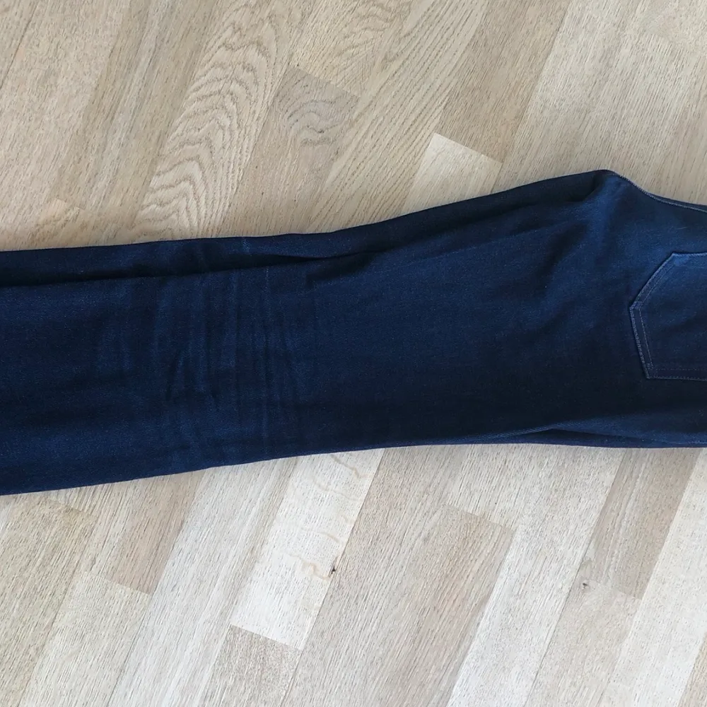 Snygga jeans från Toteme i modellen Straight köpta på NK. W24 L32. Jeans & Byxor.