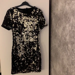 Svart glittrig klänning  - Säljer mina svarta glittriga klänning köpt på JFR! Använd vid ett tillfälle. Stl S, men eftersom materialet är så stretchigt så skulle jag säga xs-m🥰 Nypris 499, säljer för 150💖