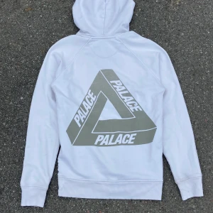 Palace hoodie - Palace hoodie som är väldigt använd har en del små hål och fläckar skulle säga att cond är 5/10