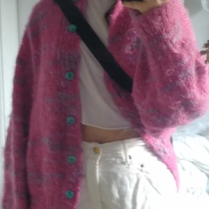 Rosa stickad kofta, oversize  - Oversized Rosa stickad tröja, jätte mysig och varm, inget märke, möts gärna i Göteborgsområdet, annars tillkommer frakt