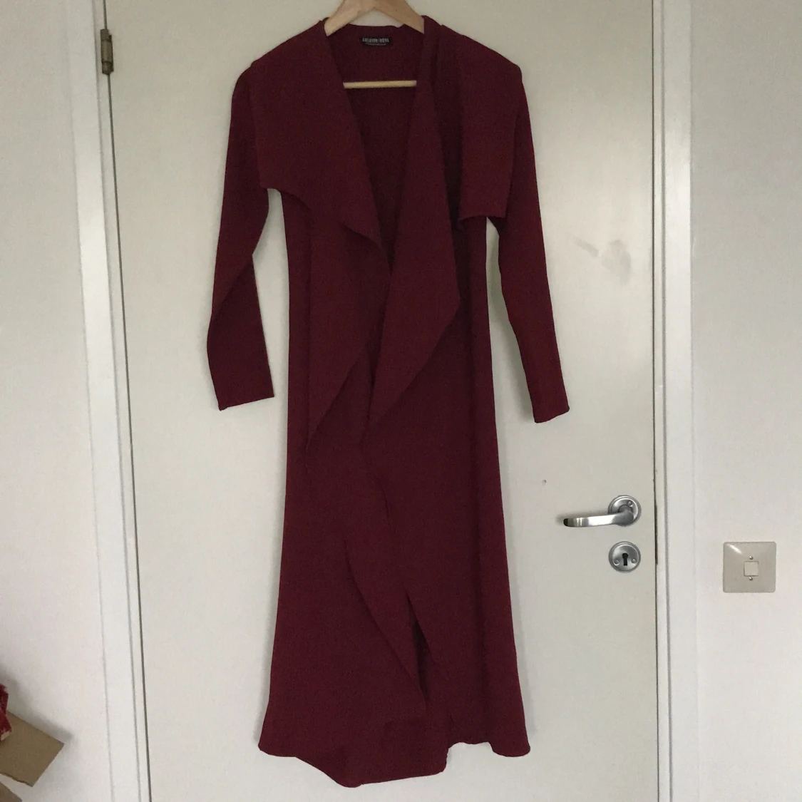 Fashion Nova kappa i mörkröd  - 90