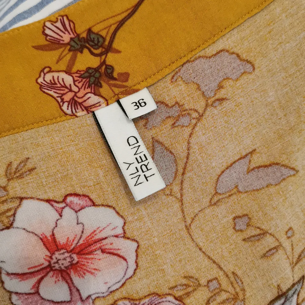 Senapsgul kort kimono med blommigt mönster från NLY trend. I strl 36 och true to size. 100% viskos. Använd ett fåtal gånger och i nyskick. . Blusar.