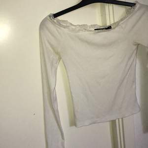 En vit tröja/topp med spets på kanterna från BikBok, st:XS Pris = 55kr, köparen står för frakten 💗