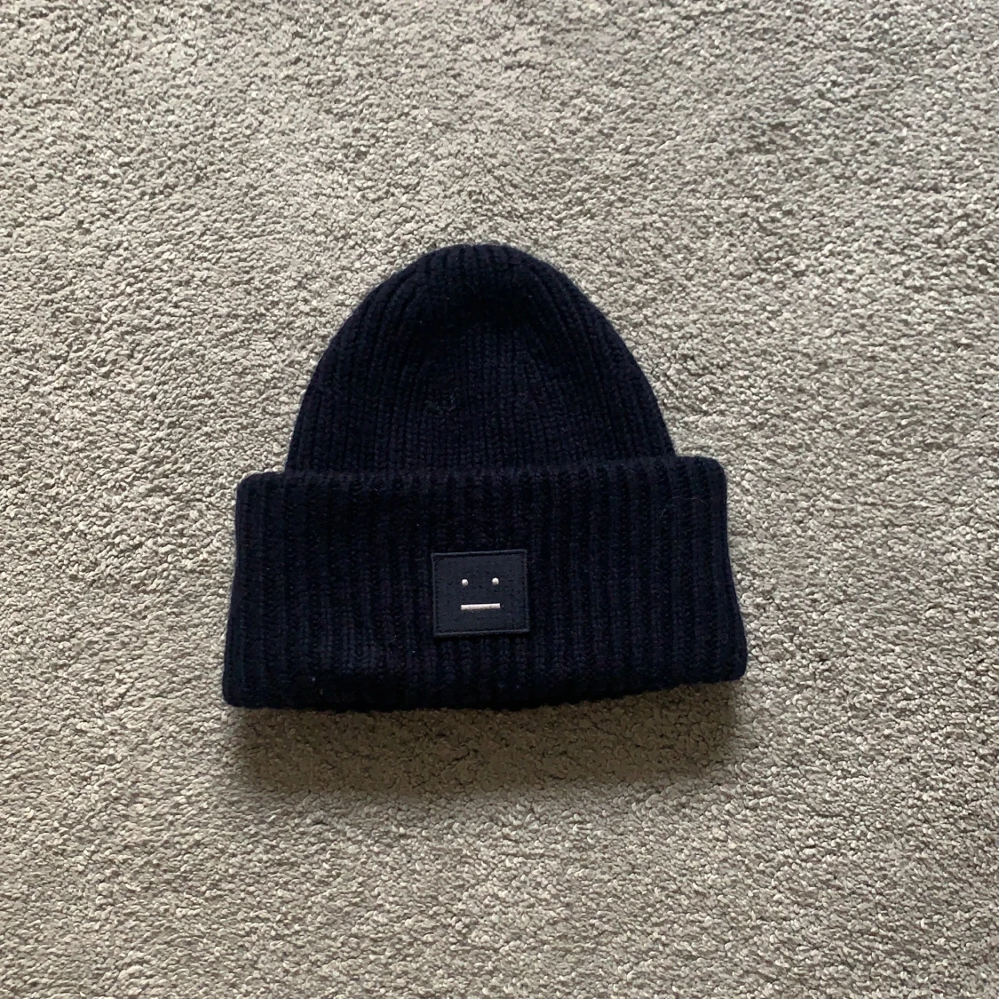 Acne mössa, mörkblå med vit gubbe