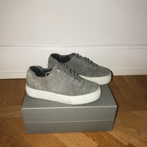 Arigato Sneakers  - Ett par gråa Arigato Sneakers i storlek 36. Dom är knappt använda och original priset är 1700kr. 