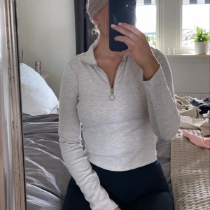 Tröja - Tröja från ginatricot i storlek M, jag är en xs/s och tröjan sitter bra på mig så den är liten i storleken!🥰 Supersnygg på!!! 110 kr inkl frakten!! 🤍