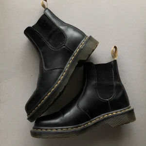 Dr. Martens boots   - VEGAN 2976 CHELSEA BOOTS. Skick: 8/10. Nypris ligger på 1900kr. Frakt står köparen för, kontakta mig om fler frågor🥰