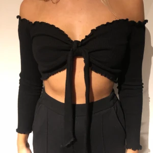 TOPP - Jättefin topp från Bikbok som går att använda på två olika sätt🖤 passar storlek XS-M