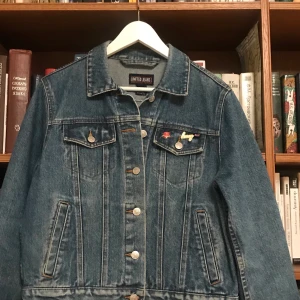 Ball jeansjacka, ny😝 - Så nice jeansjacka köpt på beyond retro. Kommer dock aldrig till användning, då jag har flera andra💗 som ny, vill du behålla ”pinsen” får du det som en bonus på köpet😚 märket heter ”Limited Jeans (US)” 