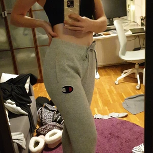 Championmjukisbyxor strl S - Nästan helt oanvända mysbyxor. Fick i julklapp men var tyvärr för små som ni ser på bilderna. Jag är strl S-M så de är rätt så små i storleken. Supermysiga byxor med mjuk insida med muddar i fotänden och vid midjan. Köparen betalar frakt