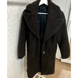 Teddyjacka från Zara - Jättefin teddyjacka från Zara. Supermysig och varm. Går mer åt det bruna hållet i verkligheten. Endast använd ett fåtal gånger, jättefin skick annars. Passar xs-m. 