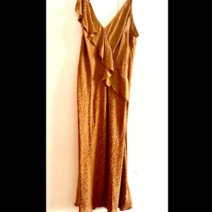 Klänning oanvänd  - Oanvänd klänning från Kapphal. Prislapp kvar