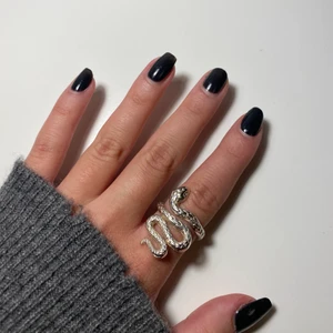 Ormring  - Så fin ring i sterling silver (rostfritt). Stl S-M då den är justerbar:) helt ny! Buda minst +10kr. Bud på 170kr: ) frakt tillkommer💕