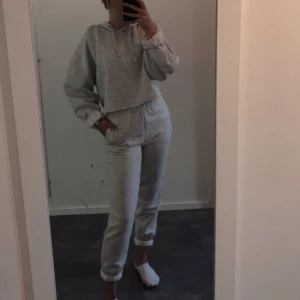 Mjukis sett - Mjukis sett från Gina ✨ knappt använt! Hoodien är i strl M och byxorna är i strl Xs, men det är för jag gillar att ha lite oversize i överdel. 💕