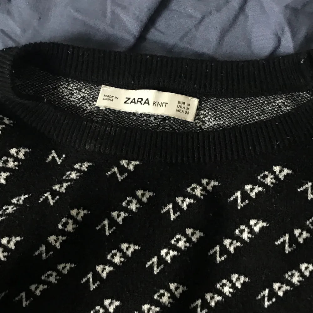 Supersnygg och bekväm sweatshirt med trycket ZARA. Kan mötas upp eller frakta, köparen står för frakt 📦 ☮️🥰. Tröjor & Koftor.