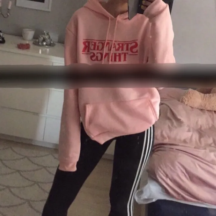 En snygg rosa stranger things hoodie. Vet tyvärr inte vart den är ifrån då jag fått den men det är ett otroligt skönt material på den . Hoodies.