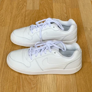 Nike sneakers  - Vita sneakers från Nike, modell Ebernon. Knappt använda, mycket fint skick! +66kr frakt