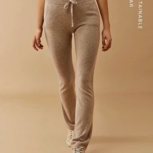 Soft goat  - Nya soft goat byxor som säljs på grund av att de inte passar mig. Nypris 2095kr men säljer för 800kr💕💕💕100% Kashmir🥰🥰