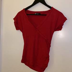 Gammal only T-shirt storlek S, anpassar sig efter formen på kroppen, super skön och fin röd färg 