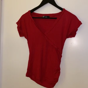 T-shirt Storlek S - Gammal only T-shirt storlek S, anpassar sig efter formen på kroppen, super skön och fin röd färg 