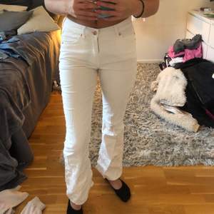 Vita jeans ifrån Kappahl i storlek 36 med super snygg bootcut.