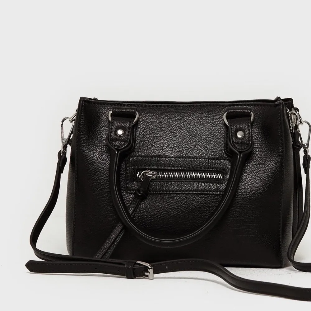 En fin svart handväska med Axelband k läderimitation från Nelly, sparsamt använd så är i mycket fint skick! Nypris 299kr, köparen står för frakt. Accessoarer.