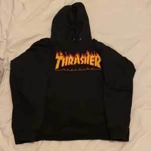 Thrasher Hoodie L svart - Snygg thrasher hoodie säljes. Köpare står för frakt. Kontakta vid frågor eller intresse! 