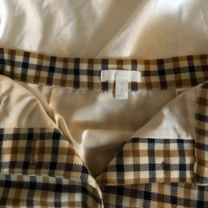 Kjol - Säljer en jättefin kjol jag köpte från H&M för cirka ett år sedan, den är i nyskick och knappt använd! På bilden är inte kjolen helt knäppt. Köparen betalar för frakten 🪐 (katt finns i hem)