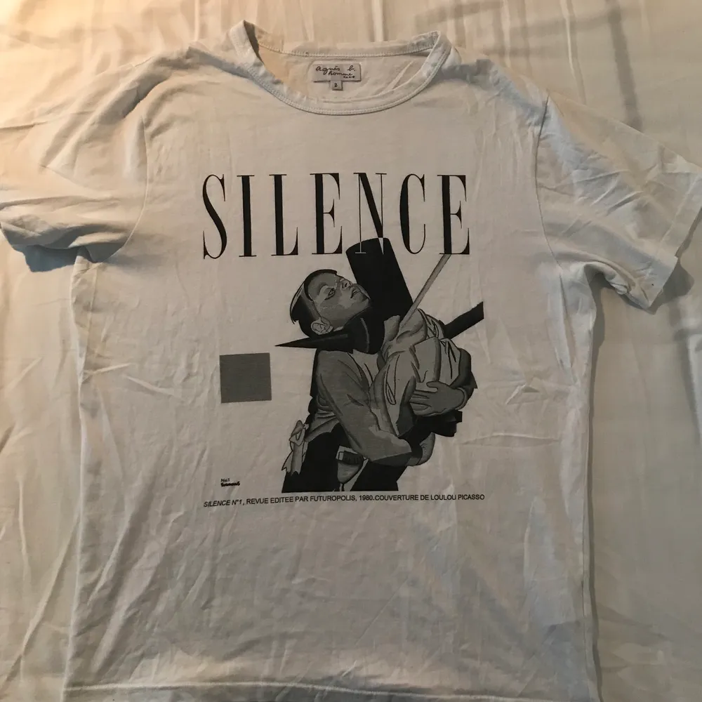Size 2 (equivalent to size M), great condition, bought in Paris. T-shirts.