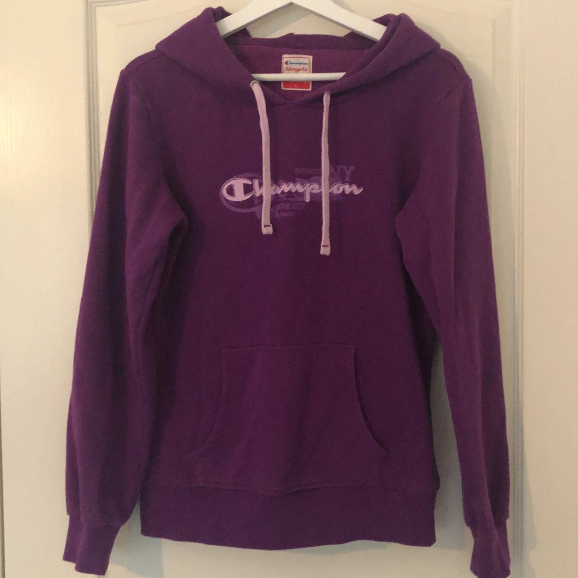 Lila hoodie från Champion