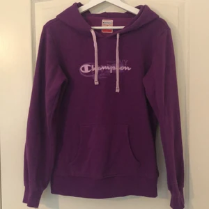 Lila hoodie från Champion - Hoodie från Champion i storlek L. Antar att detta är barnstorlek då jag som är en S/M passar i den. 50kr + frakt