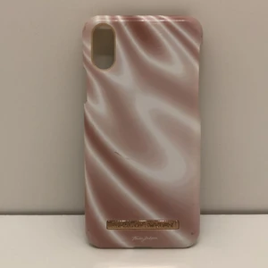 Mobilskal - Mobilskal från ideal of Sweden, iPhone X. Nypris 399kr, lite småskador (bild 2 & 3). 