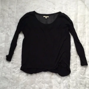  - Svart tröja från Zara. Tunnt skönt tyg med avslappnande passform. Lite transparent upptill. 