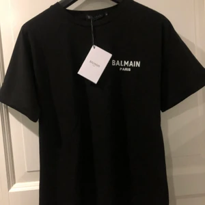 balmain t-Shirt  - Riktigt fin balmain T-shirt, har tyvärr aldrig kommit till användning så kände att de va dags att den kom till ett nytt hem! Pris går att diskuterar vid snabbaffär! SJÄLVKLART ÄKTA.