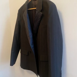 Acne kavaj - Mörkbrun acne kavaj i storlek 48