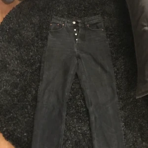 Zara mom jeans svarta med slitningar nertill - Älskade verkligen dessa byxorna, passformen är helt perfekt. Skitsnygga o de var mina favoriter länge. Men gick upp i vikt och kan inte ha dom längre. Ord pris 399