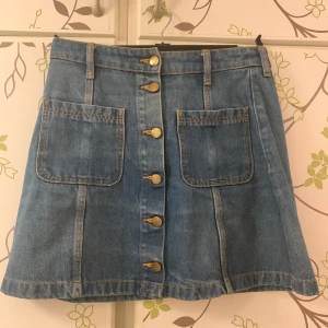 Jeanskjol med knappar! - Jeanskjol från HM i storlek 36, väldigt gott skick. Funkar i alla lägen men säljer pga för liten för mig. 