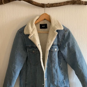 Varm jacka BikBok - Varm deminjacka från BikBok. Passar xs-m. 