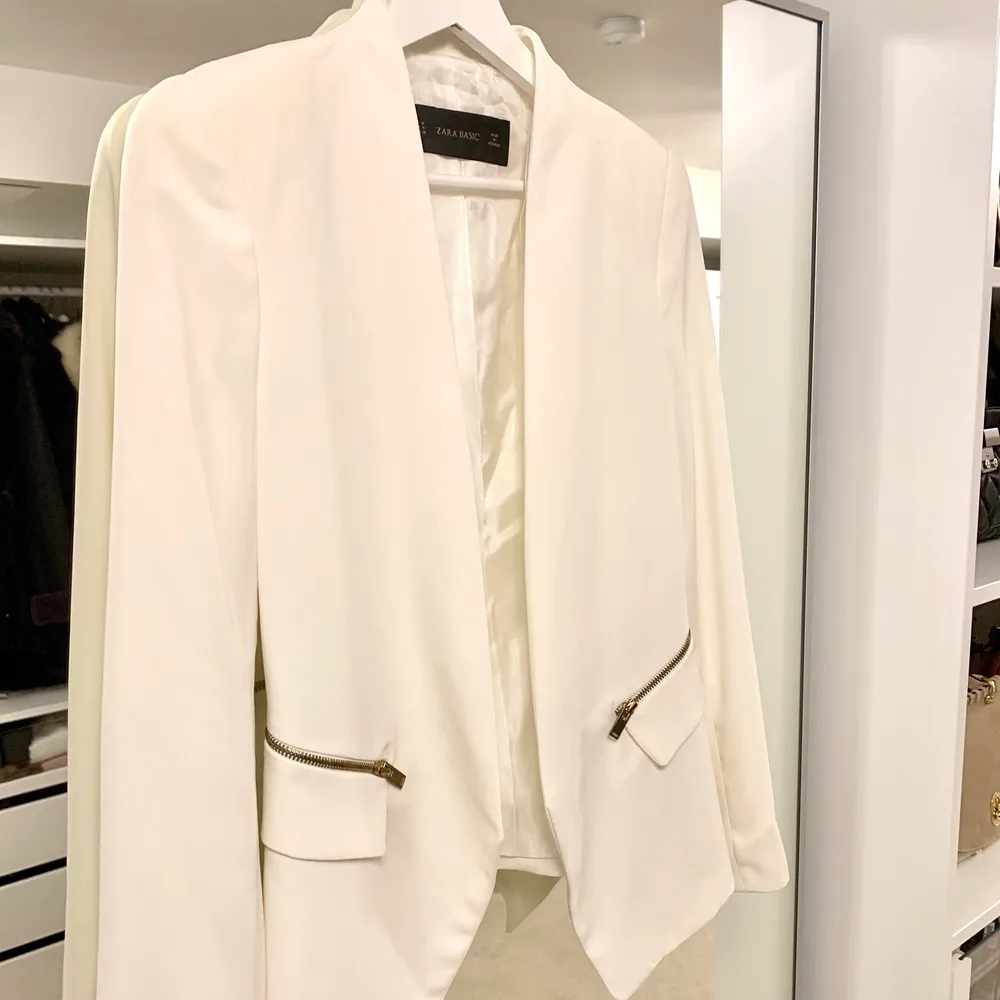 Helt oanvänd vit kavaj från Zara. Nypris över 700 kronor. Storlek M.. Kostymer.