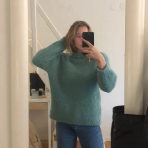 Stickad tröja mango storlek S - Såååå fin stickad tröja från Mango! Tar bara plats i garderoben tyvärr! Väldigt tjock och JÄTTEGOSIG till vintern! Tröjan är som sagt extremt tjock så frakten kommer tyvärr kosta lite😬