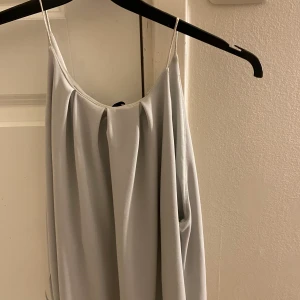 GINA TRICOT LINNE - Ett superfint linne som ser väldigt missvisande ut på bild tyvärr. Storlek M och aldrig använt, endast provad!