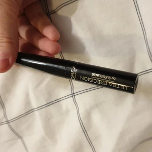 Brun Eyeliner Smink oanvänd från Loreal L'oreal L'oréal - Helt ny och aldrig använd köpt från H&M av L'oréal. Är i färgen brun! Frakt är fri.